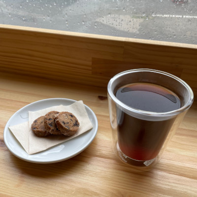 地元の淹れたてのコーヒーが価値を生む。大手チェーンではなくて。