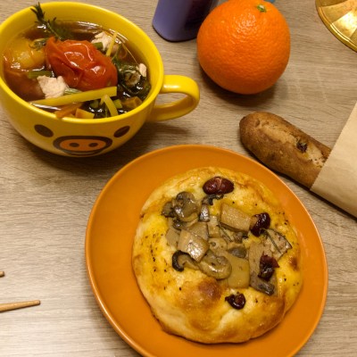 ✿三浦半島のカラフルにんじんとトマト、そして地元パン屋のパンで、今日のランチを楽しくね！！✿