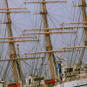 It seems to that super technique of rope-binding is came from Uraga shipyard.