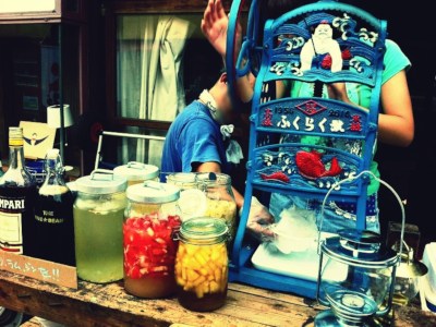 Hand-held frappe maker