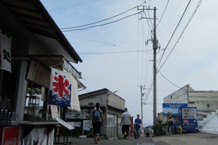 The sky above the see and the flag of frappe... we had arrive the wide beach(*˘ᗜ˘*).。.:*♡