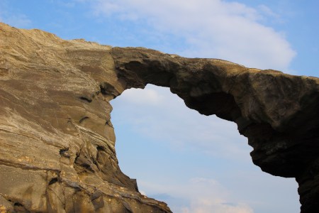 NEVER RIDE ON THE BEDROCK OF THE HOTSE-BACK!! FALLS DOWN!! DANGER!!