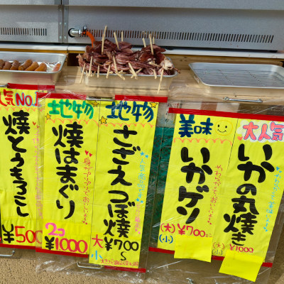 Price tags by her hand so cute like a Japanese Gyaru!! ° .｡o♡( ⸝⸝･໐･⸝⸝ )