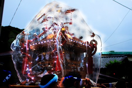 Rainy shrine with vinyl is like a jewel...