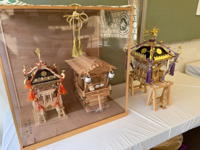 Small figure of the lion and the shrine