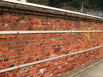 The brick walls in Uraga from Flemish assembling bricks