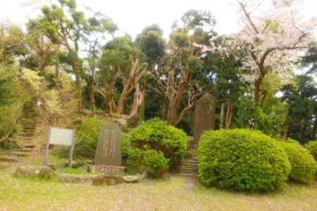 The top of Uraga-en - Left Monument: Yosano's Song / Right: NAKAJIMA's Spirits invitation