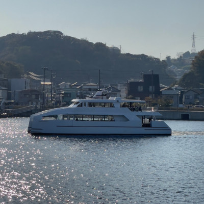 Crossing friend on the sea
